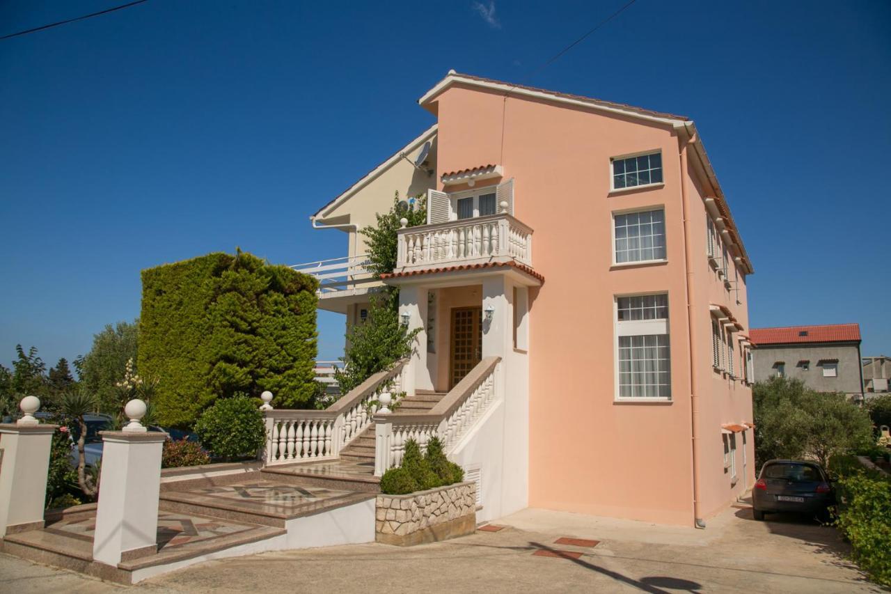 F• R• I• E• N• D• S• Bed & Breakfast Novalja Exterior photo