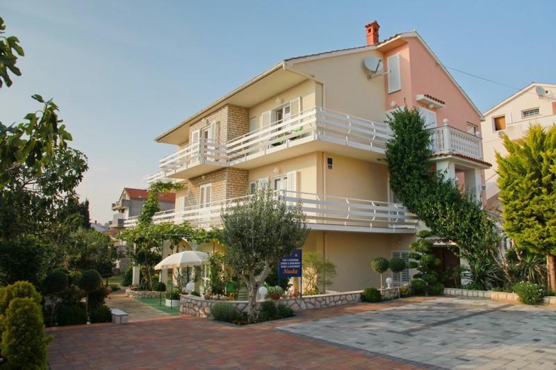F• R• I• E• N• D• S• Bed & Breakfast Novalja Exterior photo